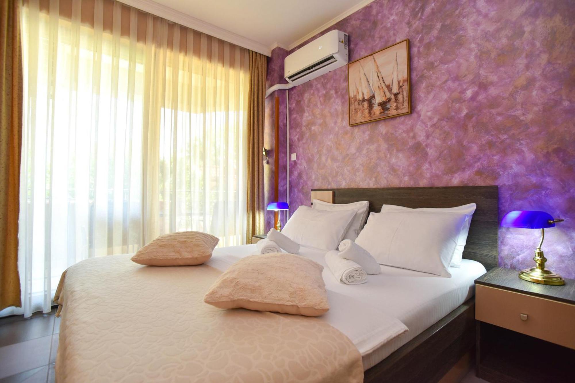 Golden Lavender Apartment *
